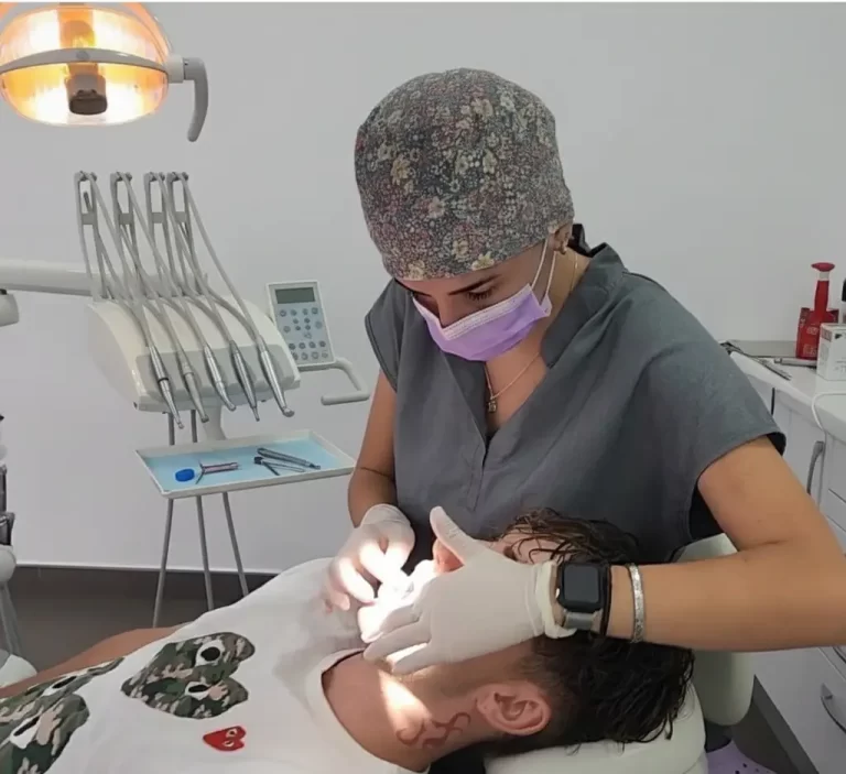 Dentista tratando a un paciente con alineadores invisibles