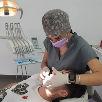 Dentista tratando a un paciente con alineadores invisibles