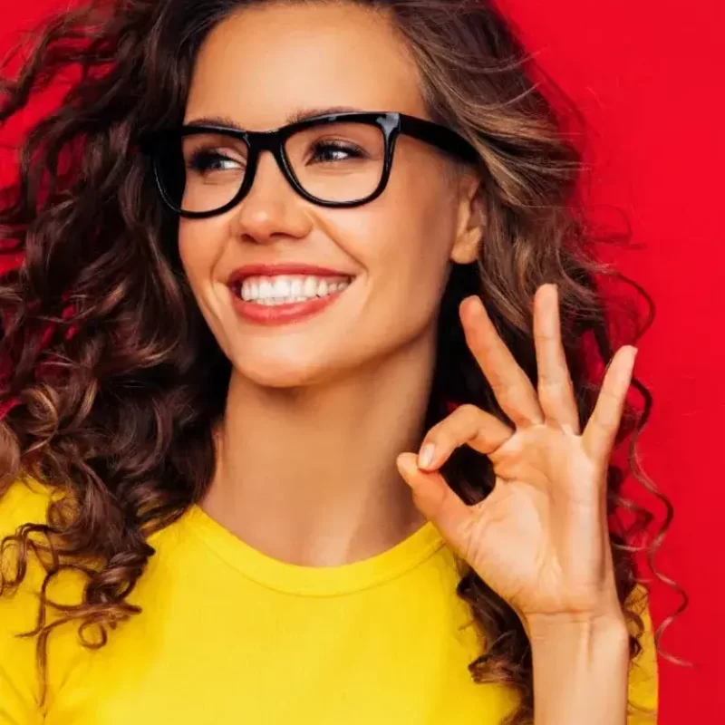 chica feliz con los resultados de su ortodoncia invisible